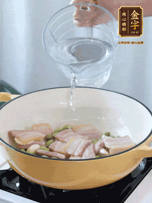 倒入熱水，加絲瓜、腐竹