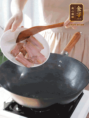 豬油熱鍋，下咸肉煸香，再下蔥姜提鮮