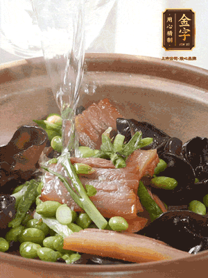 轉(zhuǎn)入砂鍋，加入開水、百葉結(jié)燉煮10分鐘