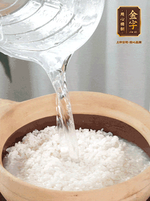 倒入浸泡30分鐘的米，中火煮開后轉(zhuǎn)小火。