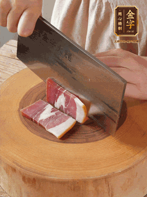 金字火腿切片，溫水浸泡5分鐘。