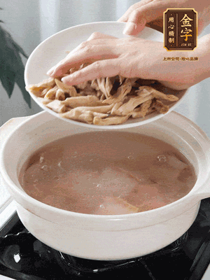 再下筍干段，加水、少許黃酒中火燉煮15分鐘。