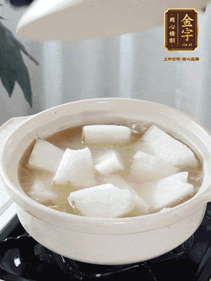 最后下冬瓜繼續(xù)燉煮10分鐘，撒上蔥花點(diǎn)綴。