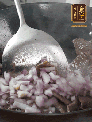 橄欖油熱鍋，牛肉丁炒至焦香狀態(tài)，下洋蔥丁翻炒出香味