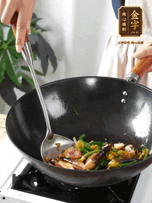 煸香蒜末，下香腸翻炒均勻，再依次下雞縱菌、黃瓜花