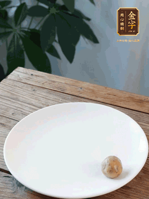 做水油皮、油酥 將油皮材料放入料盆中，加100ml水?dāng)嚢璩裳┗ㄆ瑺?。在案板上反?fù)揉搓成有一定筋度的光潔面團(tuán)，搓成14個團(tuán)子。
