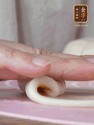 做面劑 油皮按扁，中間包入一個油酥，邊緣收緊捏死。包好的面劑按扁，用搟面杖搟壓成橢圓形。從底部向上卷成筒狀，用保鮮膜蓋好松弛15分鐘，再把筒狀縱向搟壓成長條狀。再卷一次，松弛20分鐘