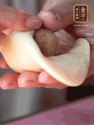 包月餅 面劑兩頭向中間捏緊， 光滑一面向下