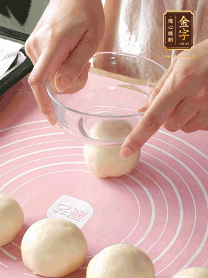 按扁后搟成圓形面皮。餡料放在面皮中心，把餡料包緊，捏緊收口