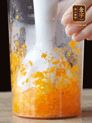 加玉米油、水怡、水揉搓成細(xì)膩的面團(tuán)。松弛半小時后，分成37g一個