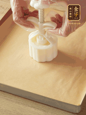 取一個面團(tuán)，捏扁，中間厚，四周薄?；⒖谕贤?，直到收口，把餅胚放入模具里，壓2-3下