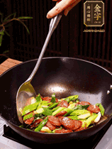 油熱下香腸炒至兩面微焦，下姜蒜、干辣椒、小米椒碎爆香