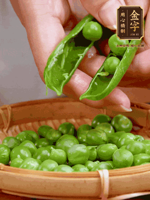 甜豆去殼，剝出甜豆米。百合小心剝成片。