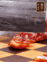 處理食材：香腸切片，土豆切塊、胡蘿卜切丁、豆角切段