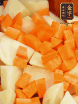 加土豆、胡蘿卜翻炒，隨后加入豆角、1勺鹽、1勺生抽、1勺蠔油、半勺老抽煸炒均勻