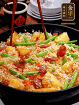 加水，沒(méi)過(guò)大部分食材。把瀝干水分的米飯均勻地鋪在上面，筷子戳幾個(gè)洞