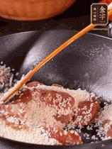 咸肉香腸下鍋煸出油脂香味，倒入洗凈的大米攪拌