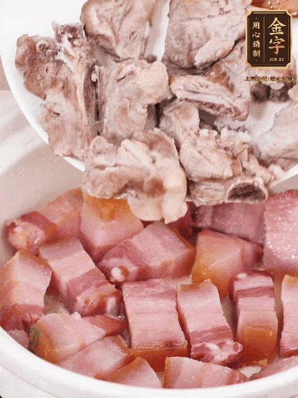 倒入開(kāi)水燉煮，大火燒開(kāi)后轉(zhuǎn)小火