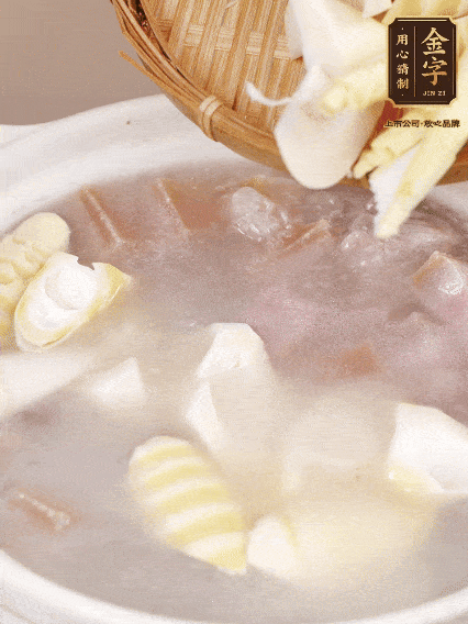 小火燉20分鐘后，放入春筍燉15分鐘