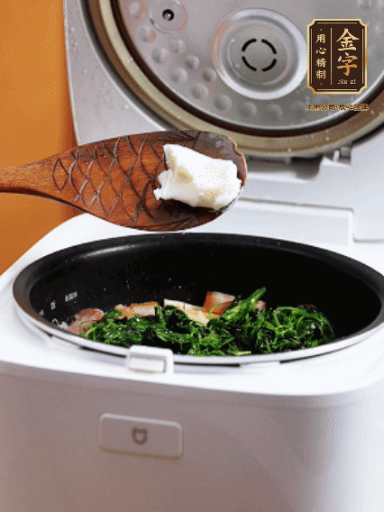 放入電飯鍋、加1勺豬油翻拌均勻