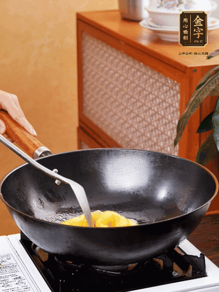 熱油，下雞蛋液煎好，盛出備用