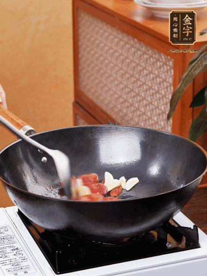 熱油，香腸微微煸出香味，加蒜片、小米辣