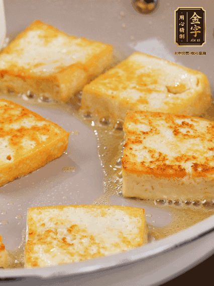 豆腐切片，兩面煎一下備用；春筍切段