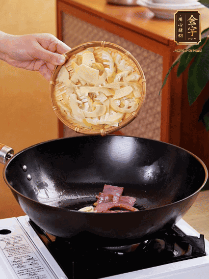 油熱，下蒜末、火腿煸炒出香味，再下筍片微微翻炒