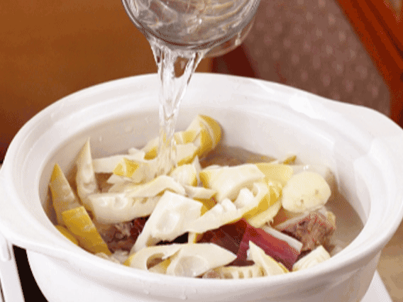 砂鍋中依次放入姜片、雞肉、春筍、火腿，加入足量的水，大火燒開后，轉(zhuǎn)小火燉40分鐘