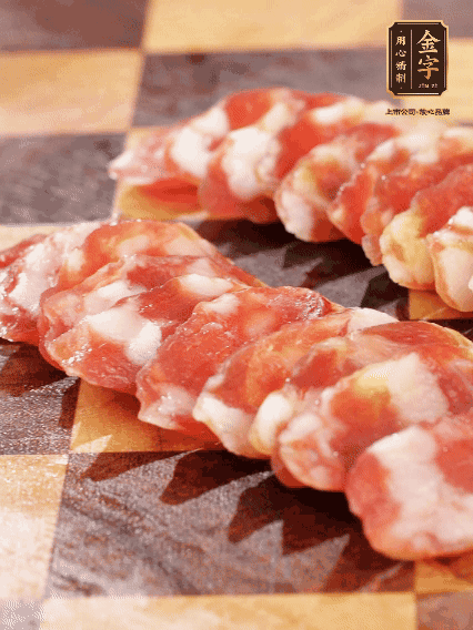 金字香腸切片，蘆筍去皮切丁