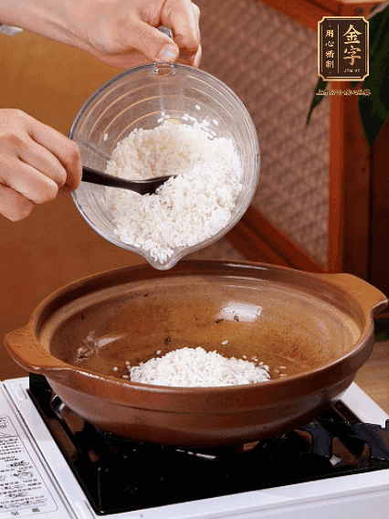 砂鍋中倒入煎羊肚菌的油，涂勻。加入提前浸泡過(guò)1小時(shí)的生米，再加入和生米齊平的水,,蓋蓋子，大火煮沸后轉(zhuǎn)小火煮至水分微干