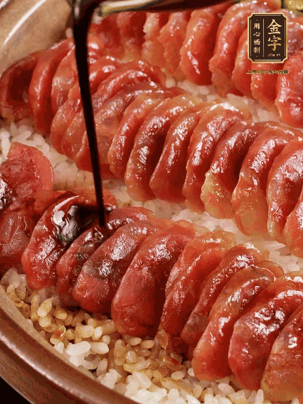 淋上醬汁攪拌均勻
調(diào)一個(gè)醬汁：生抽2匙、老抽半匙、蠔油半匙、白砂糖1/3匙、雞精1/3匙、香油5滴、水1匙