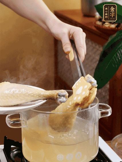 雞腿冷水下鍋，加蔥姜焯水，洗凈備用