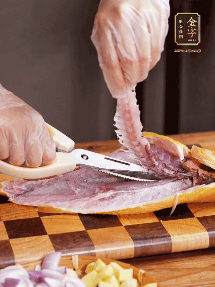 黃魚處理干凈，對(duì)半片開去骨，泡入蔥姜水、料酒、鹽調(diào)成的料汁中浸泡15分鐘，擦干水分