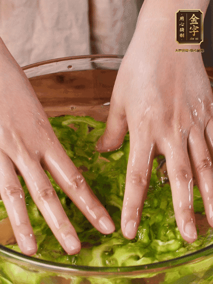 苦瓜去瓤切片，用鹽腌20分鐘，反復(fù)洗凈去苦味