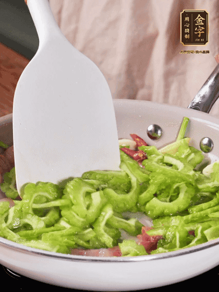 熱油，火腿、蔥姜、干辣椒煸香，再下苦瓜翻炒