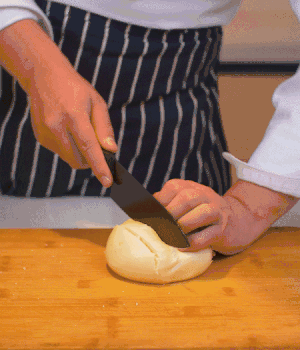 饅頭表面切出1cm左右的網(wǎng)格。