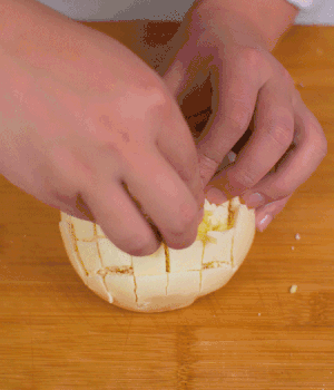 在縫隙里塞適量馬蘇里拉奶酪、再塞入淡火腿碎。