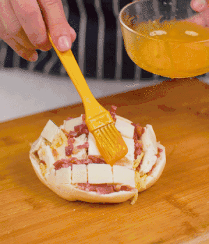 放在烤盤上，表面先刷一層玉米油，再刷一層蛋黃液。