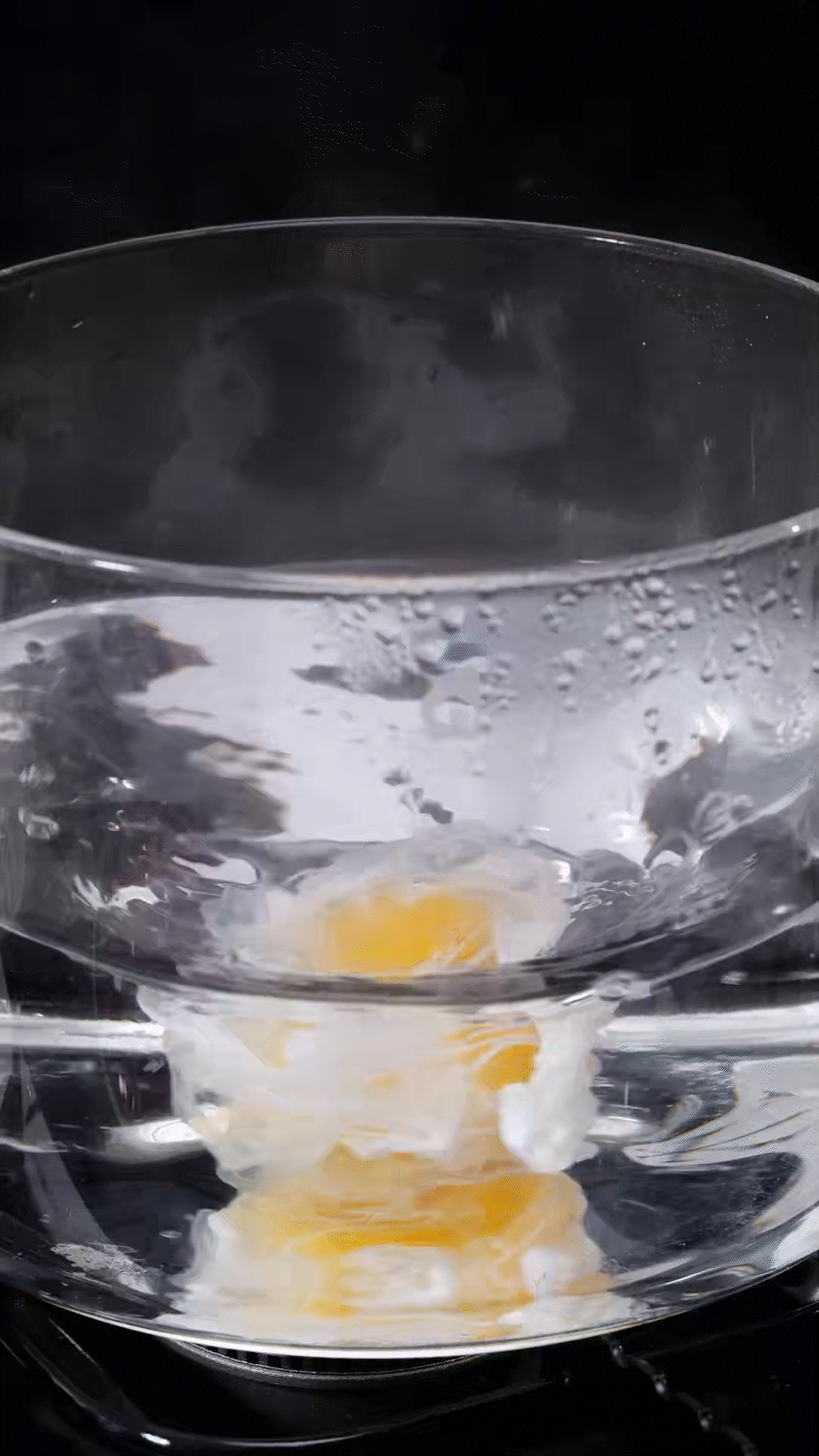 水開(kāi)加入白醋和雞蛋，做成水波蛋
