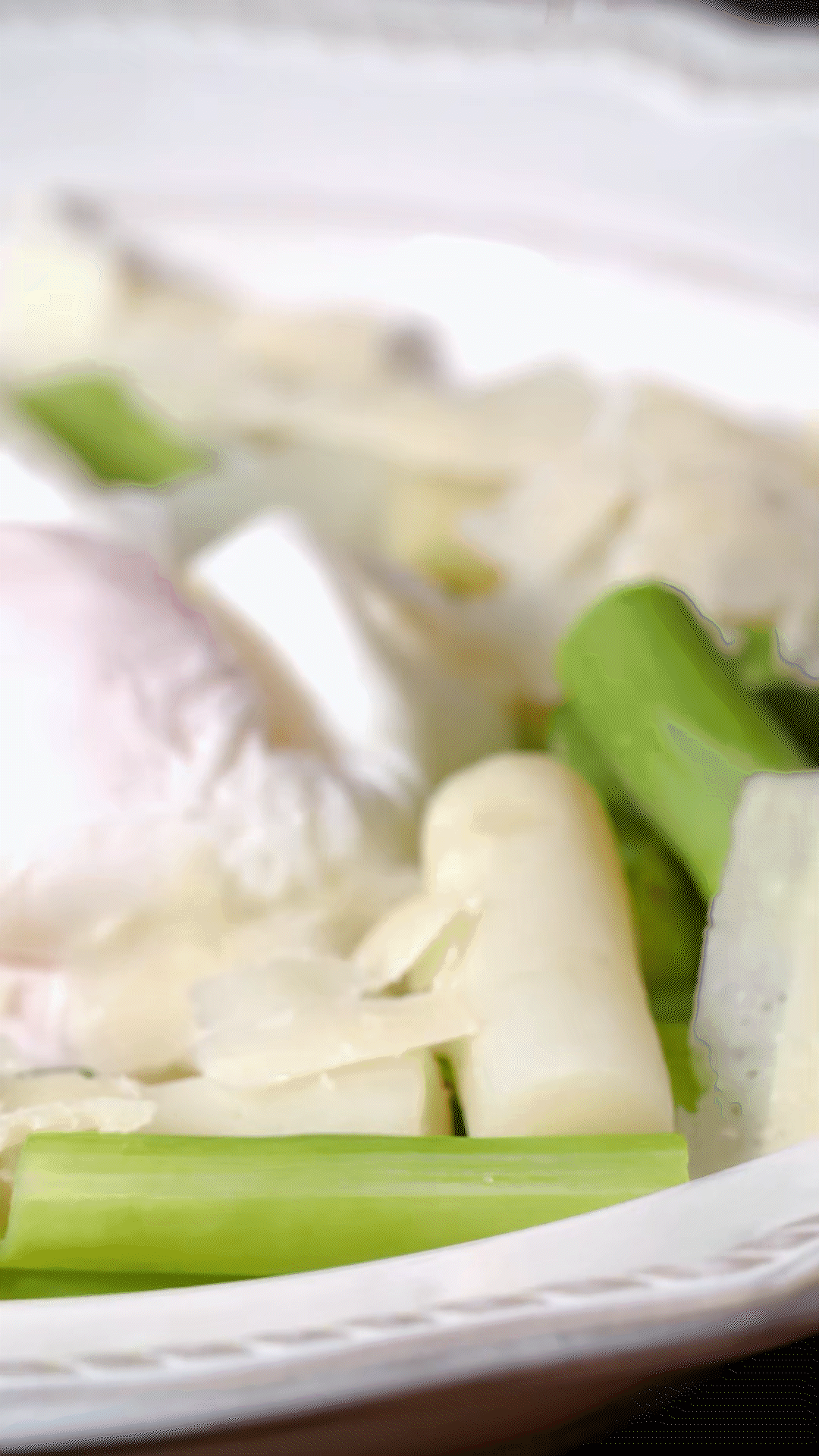 盤(pán)中放上蘆筍和雞蛋后，刨上適量干酪
