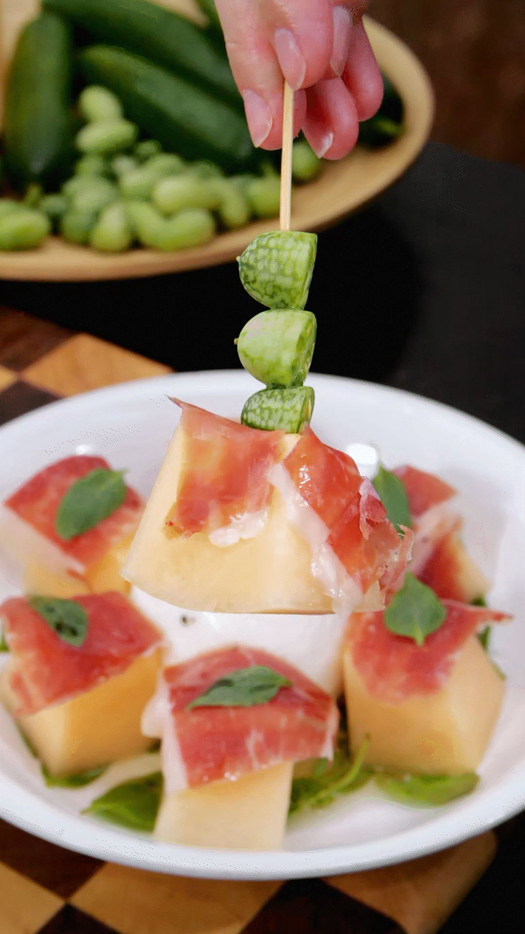 依次放上：布拉塔奶酪球、密瓜和巴瑪火腿