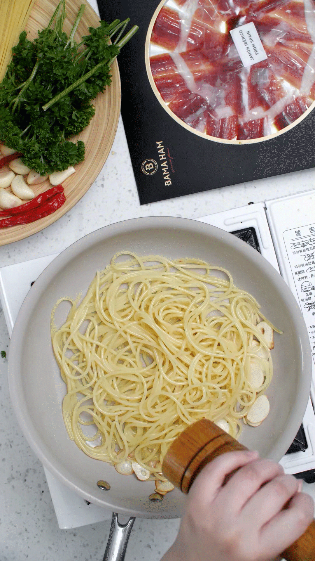 起鍋燒水，水開加入1勺橄欖油和1勺鹽，煮開后放入意面，水再次煮開后轉(zhuǎn)中小火，5號面約8-10分鐘
