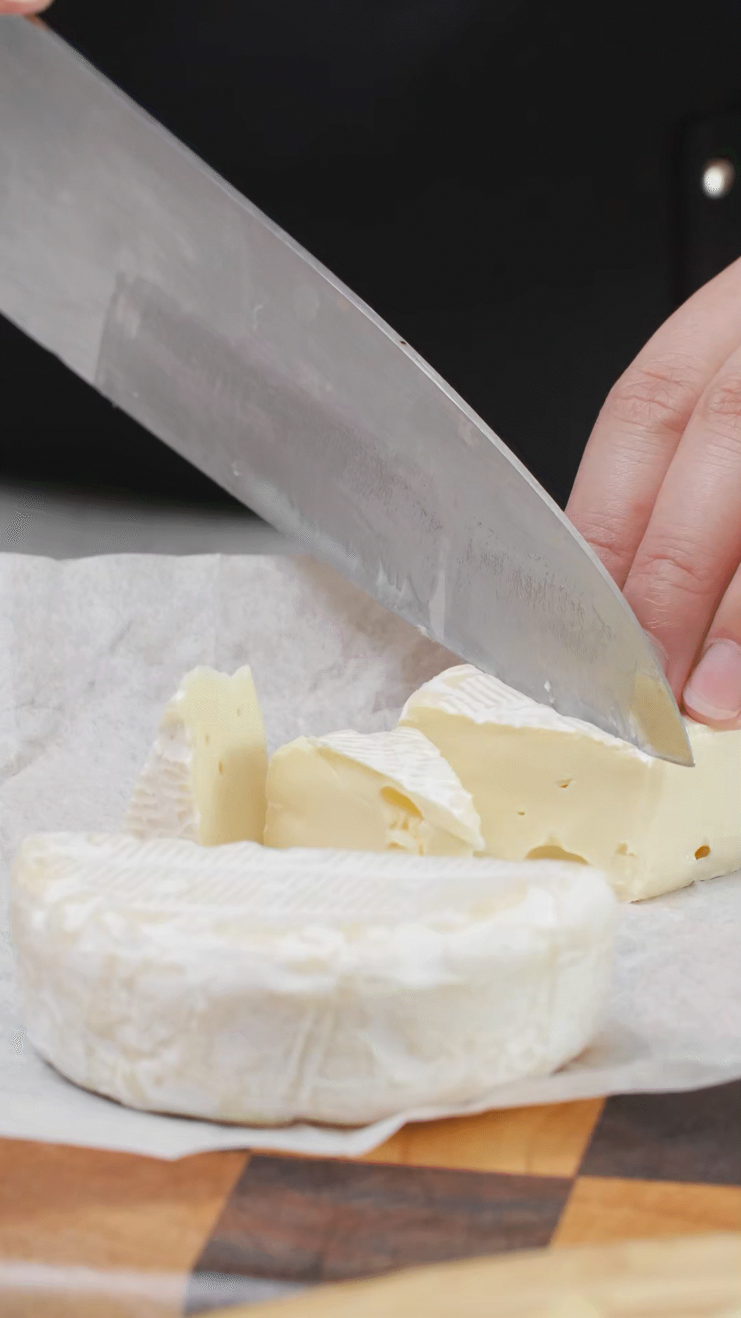 ①布里奶酪切塊、蘇打餅干掰成合適大小