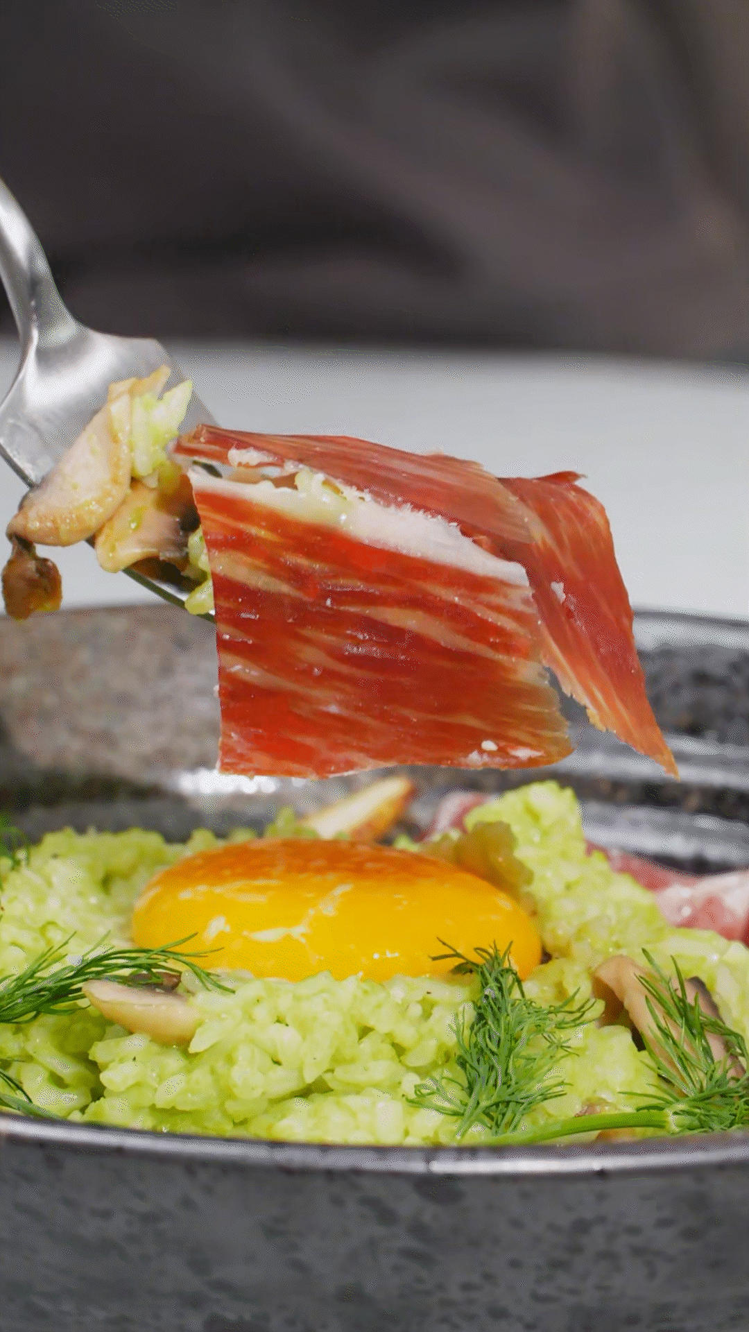 沿著碗邊依次放上：巴瑪火腿、玉米筍、蒔蘿