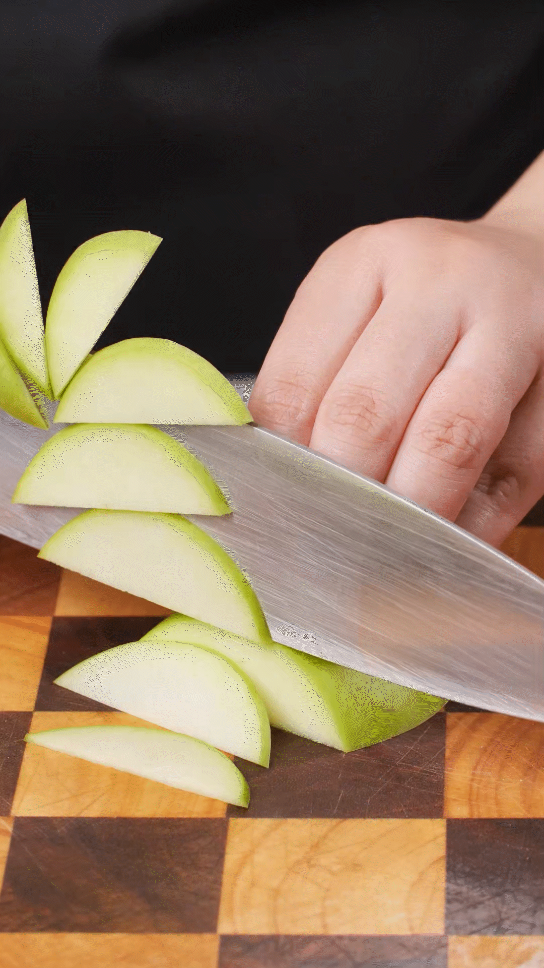 蘋果、梨子洗凈改刀
