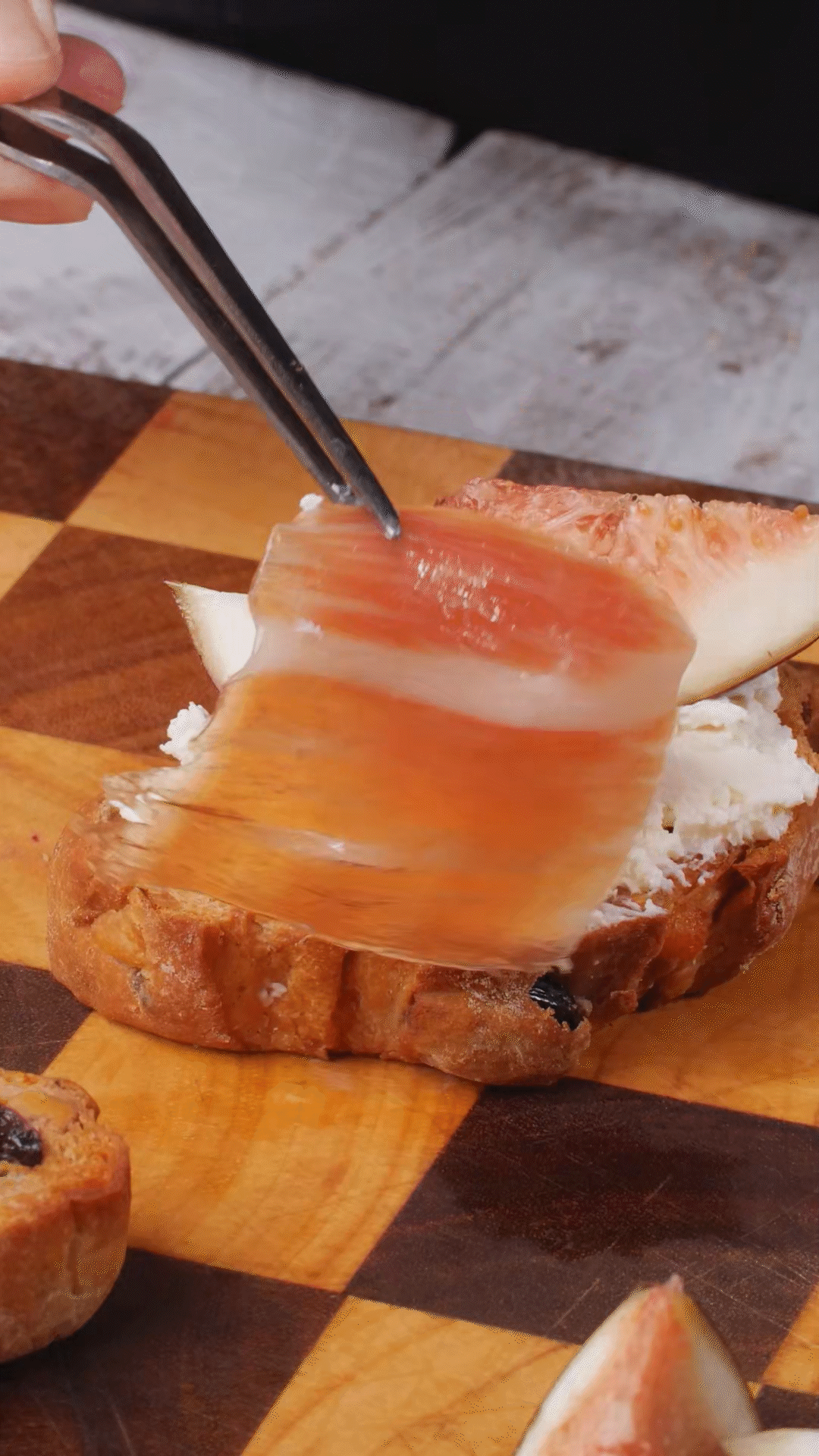 歐包抹上奶酪，放上無(wú)花果
