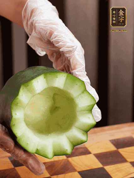 將小冬瓜洗凈，頂端切開去瓜瓤，改刀切口呈鋸齒狀