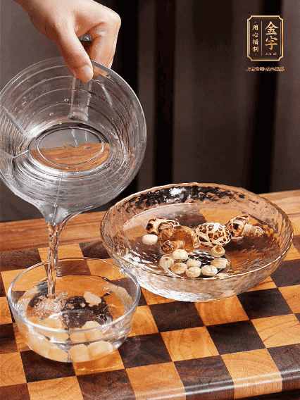 將雞肉、鮑魚、蝦仁焯水，冬菇、蓮子、干貝泡發(fā)