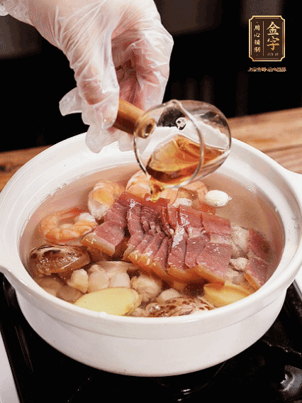 7種食材+帶皮冬瓜塊用砂鍋/電飯煲煮湯功能煮熟，少許鹽、花雕調(diào)味